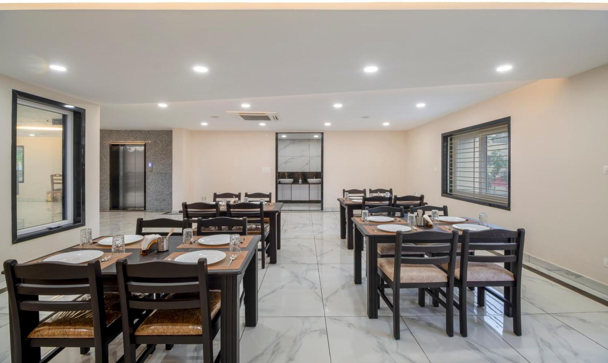 Treebo Sea Heights Hotel Kākināda Екстериор снимка