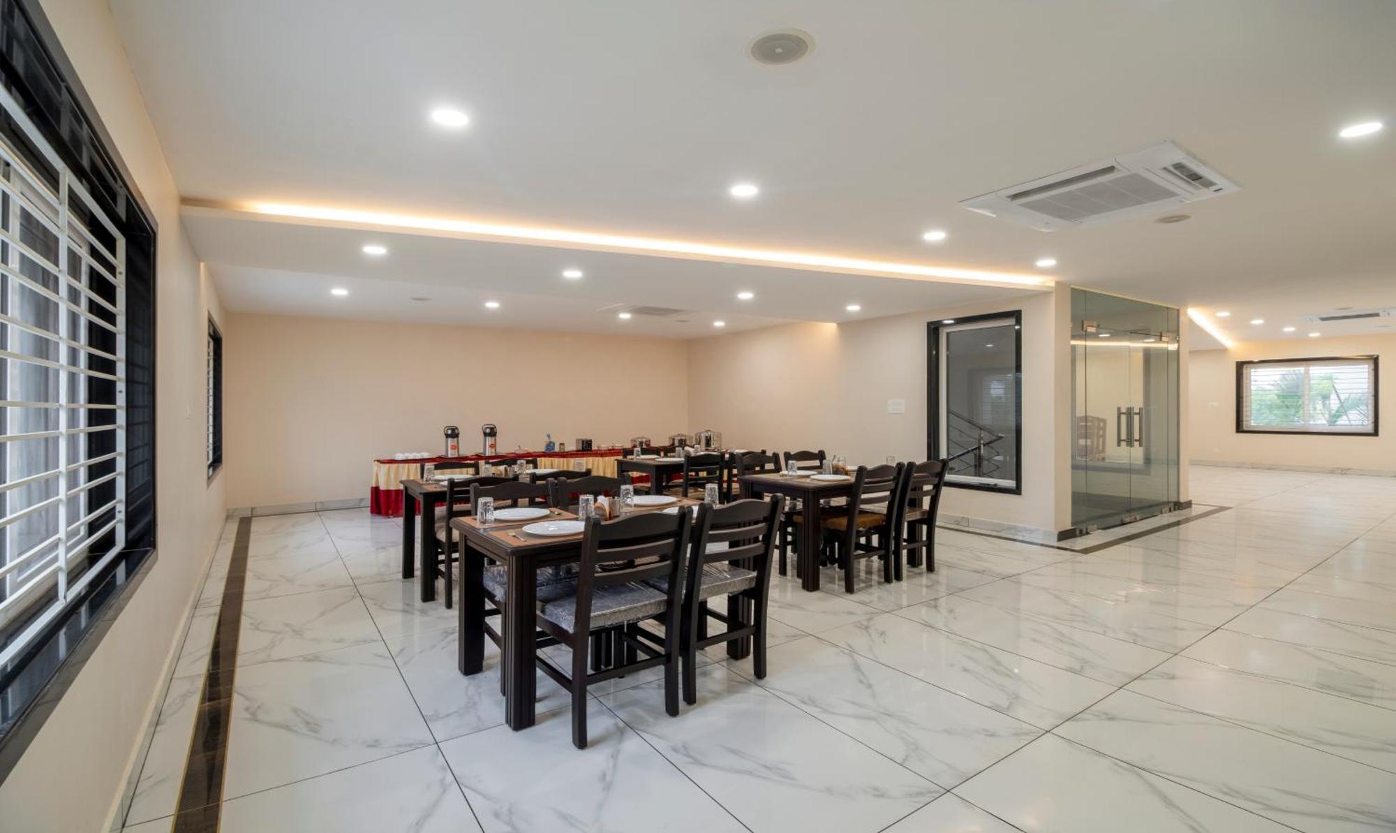 Treebo Sea Heights Hotel Kākināda Екстериор снимка